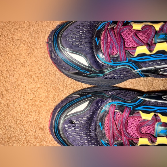 Brooks running tennis shoes - Picture 4 of 4